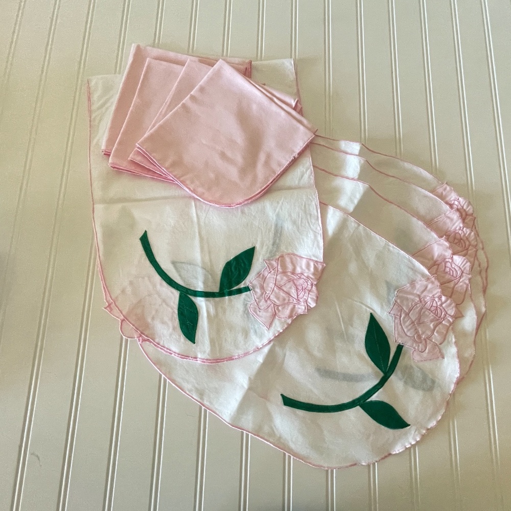 VINTAGE HANDMADE SPRING RUNNER, PLACEMATS, NAPKINS